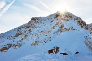 Imposant ragt das Kitzbüheler Horn über St. Johann © Skiing Penguin