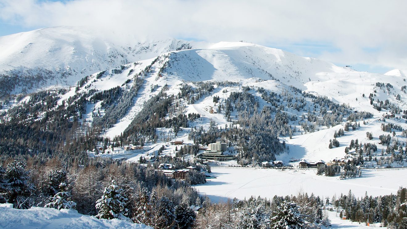 Der Turracher See teilt das Skigebiet auf der Turracher Höhe in den östlichen und westlichen Teil © Skiing Penguin