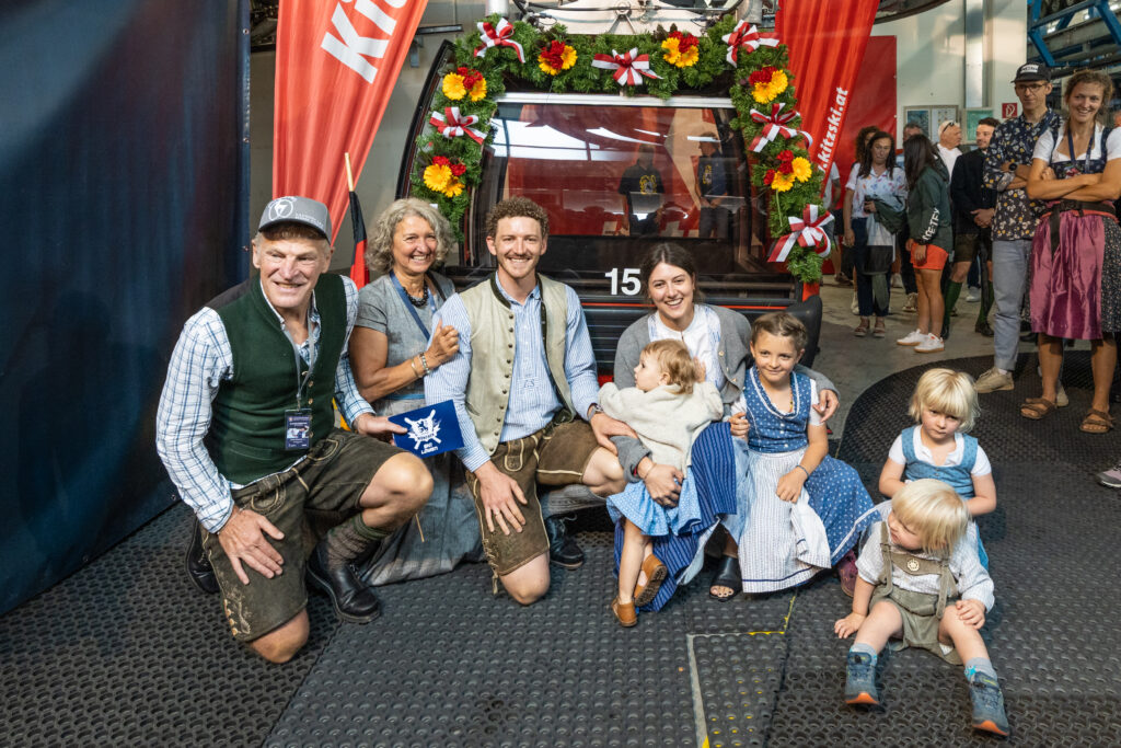 Linus Straßer mit seinen Eltern Sonja und Georg, seiner Frau Maria und Tochter Marta (auf dem Schoß Marias) © alpinguin